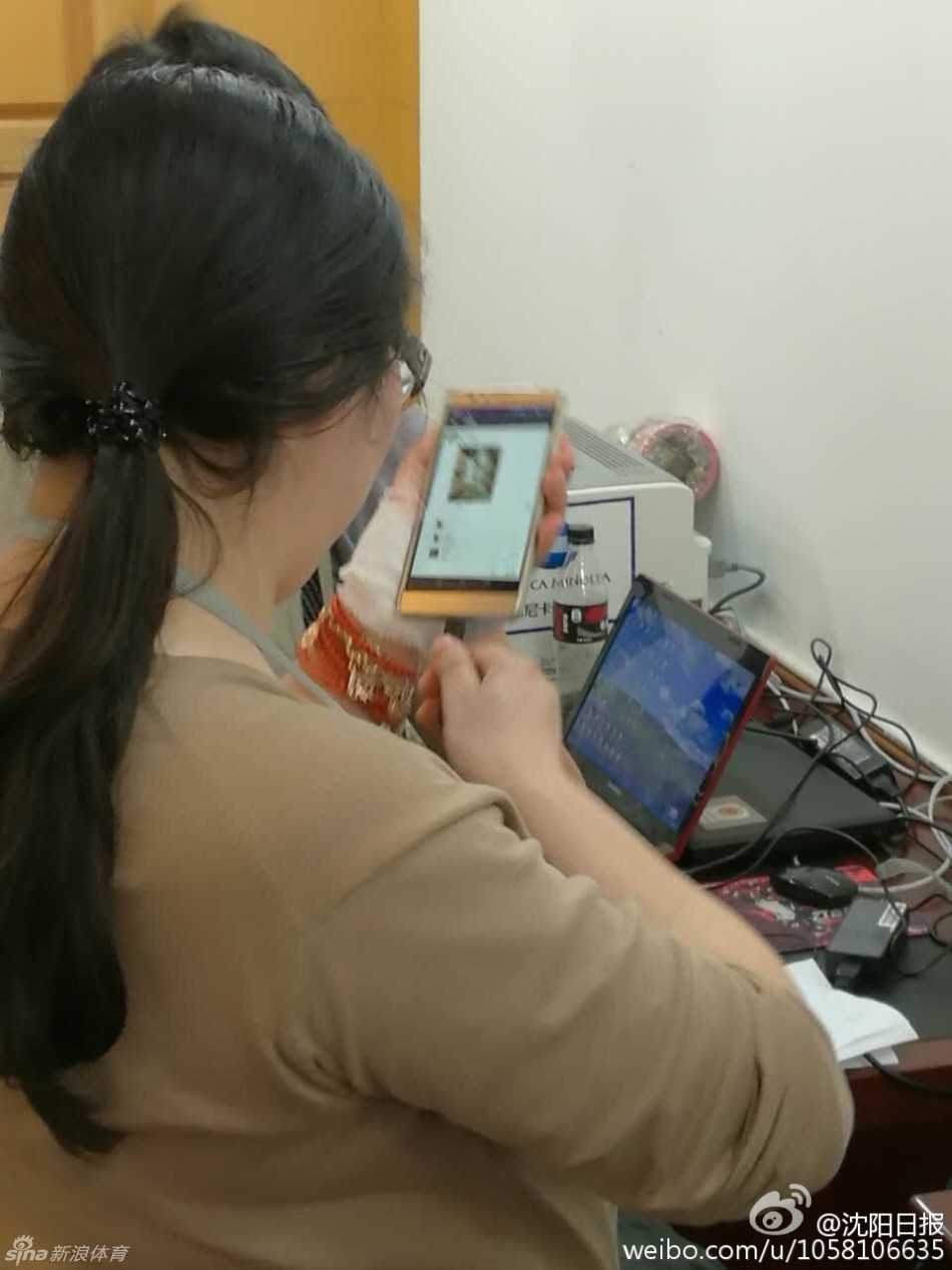 无声的绷带,喧嚣的赛场:回望CBA总决赛那场“手缠绷带”的无声抗议 灯光下,几位四川记者的手腕绷带格外显眼。他们正在用手机和笔记本电脑紧张地进行赛前最后的发稿工作,绷带随着敲击的动作轻微晃动,记录下这总决赛前夜独特的职业群像。