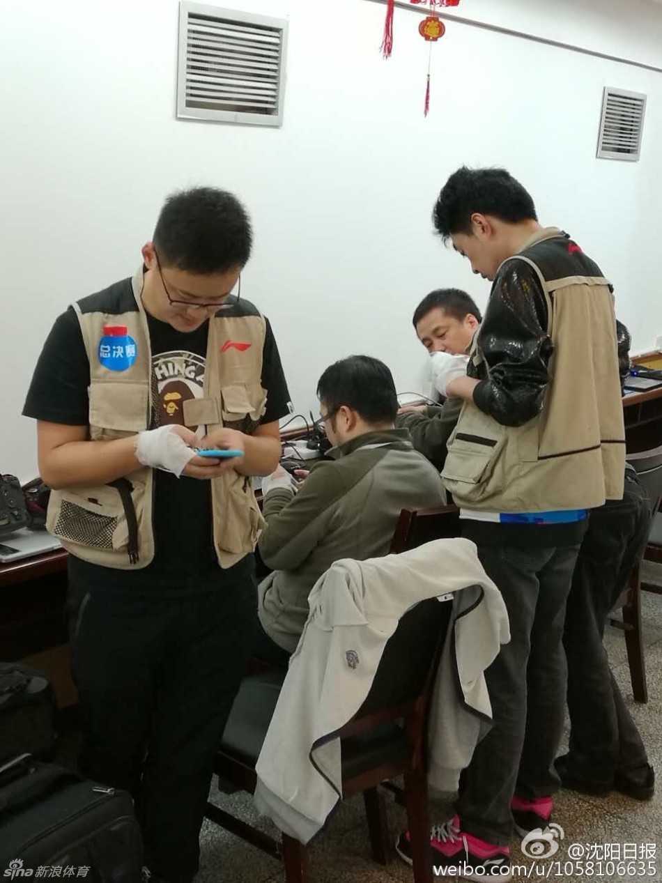 无声的绷带,喧嚣的赛场:回望CBA总决赛那场“手缠绷带”的无声抗议 总决赛媒体工作间内,多名四川记者手腕上缠着雪白的绷带,他们神态自若地操作着手机,绷带在荧幕灯光下显得格外醒目,仿佛一枚枚沉默的徽章。