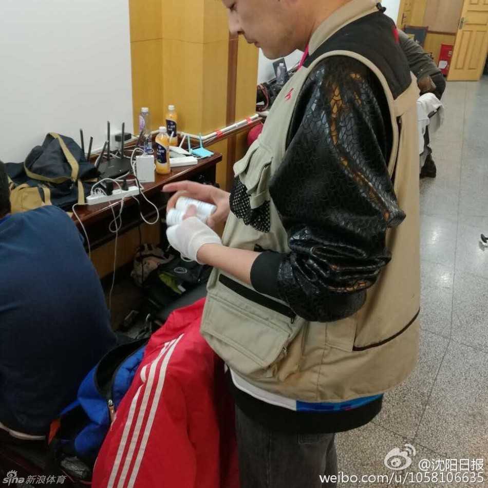 无声的绷带,喧嚣的赛场:回望CBA总决赛那场“手缠绷带”的无声抗议 媒体工作室里,一位年纪较长的记者正低头看着手机,腕间的绷带在衣袖旁若隐若现。周围年轻的同行们同样手缠绷带,各自忙碌,整个空间弥漫着一种静谧而坚定的职业氛围。