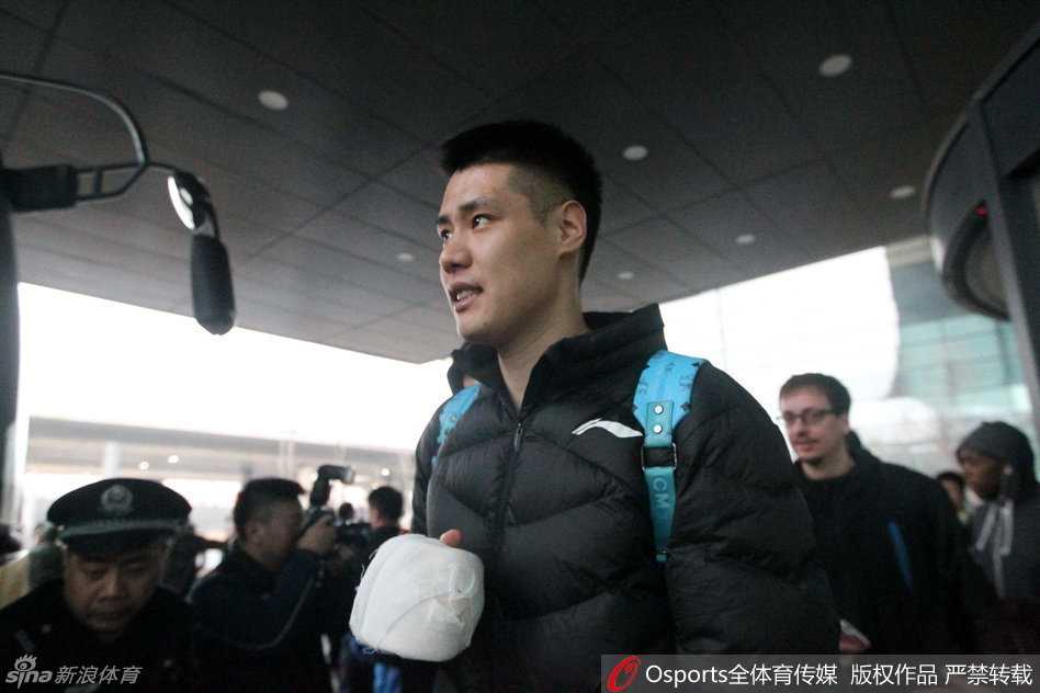 即使在拥挤的人群中，后卫郭艾伦依旧耐心地为身边的球迷签名，他神情专注而平和，用这种方式回馈着家乡球迷一路走来的不离不弃。