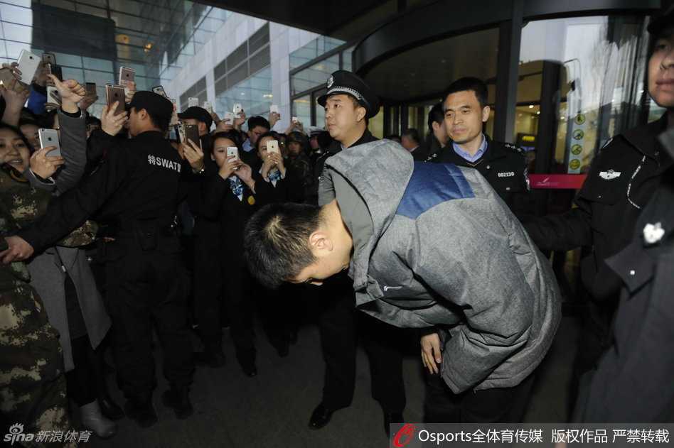 贺天举手缠白色绷带清晰可见，他低头缓步前行，虽然神情间难掩失落，但身旁队友的陪伴和现场球迷的呐喊，让他这次伤心的旅程变得不再孤单。