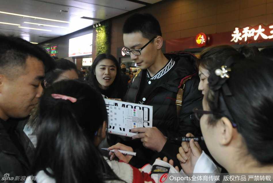 主教练郭士强身穿黑色外套，表情真诚而感动，他在上车前特意停下脚步，转身向身后黑压压一片、久久不愿离去的球迷群体深深鞠躬致意，这个动作引来了球迷更热烈的欢呼。