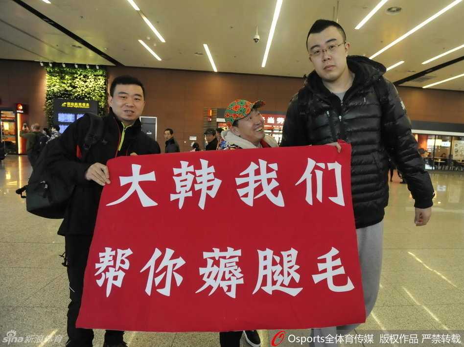 在机场明亮的光线下，巨人中锋韩德君面带谦和的笑容，俯身与一位小球迷合影，巨大的身高差构成了最萌画面，也定格了辽篮明星与球迷之间零距离的温情瞬间。