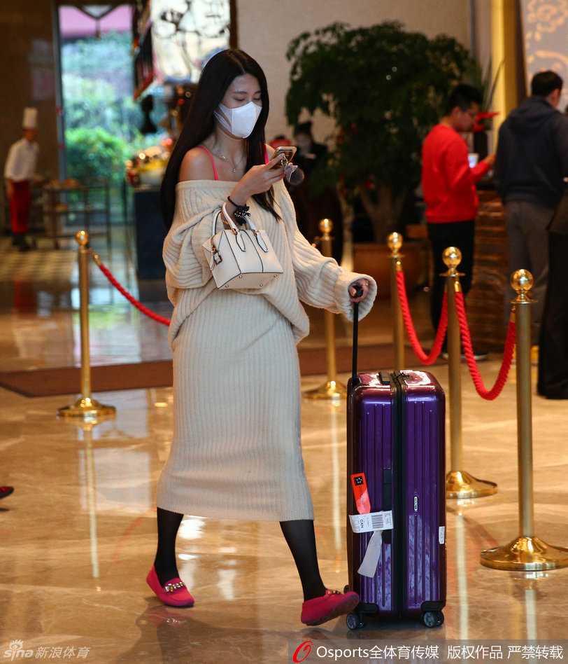 电梯间前，刘晓宇回头张望，似在确认女友是否跟上，钟鹿纯则用手轻撩秀发，两人一前一后，举手投足间弥漫着情侣间的自然与亲密。