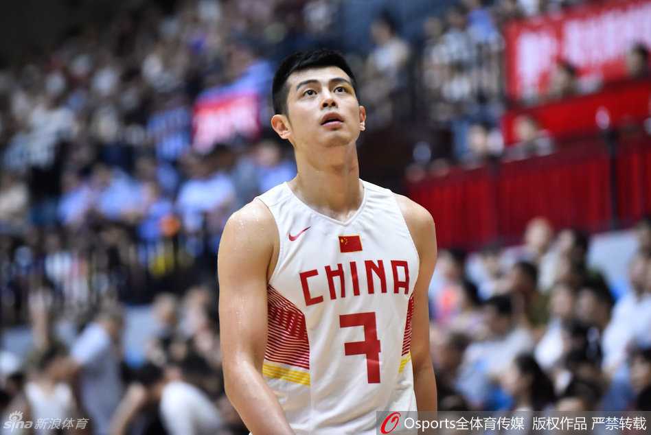 眼神坚毅的方硕在赛场上运球突破，他的身影仿佛一道划破对手防线的闪电，充满了速度与激情。