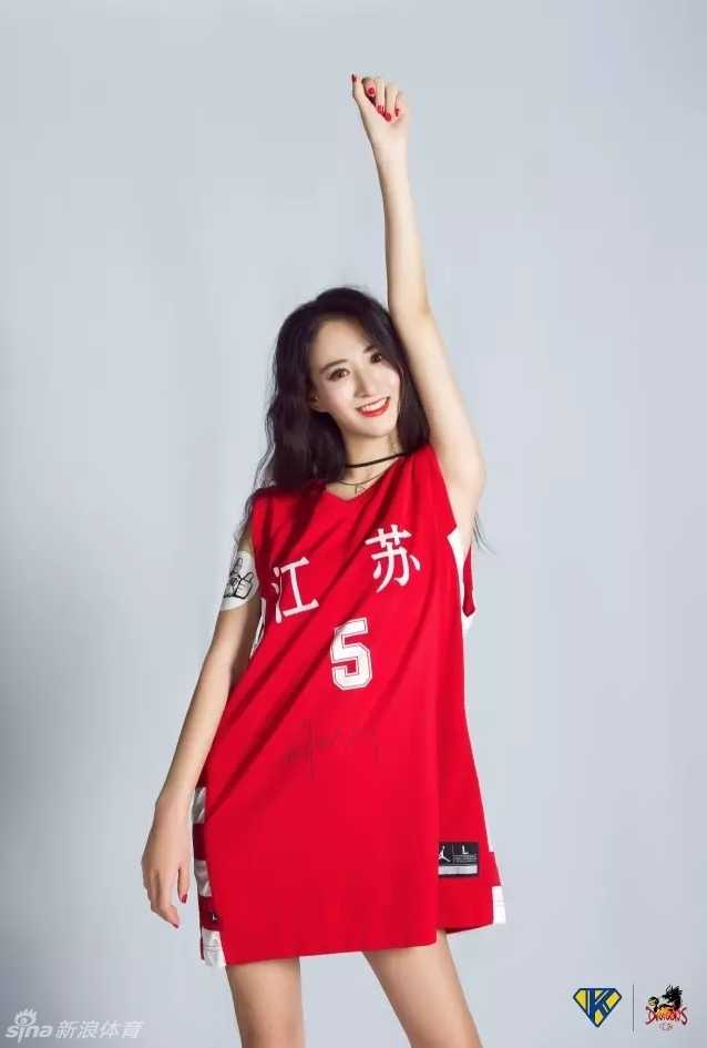 胡指导的球衣略显宽大，却难掩领袖气质，撩起衣角间尽显球场指挥官的风采