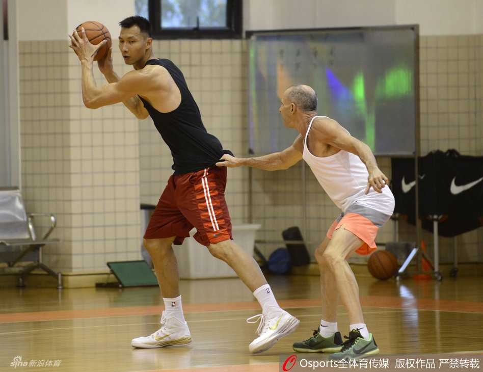 易建联新赛季前的独自加练 用汗水诠释领袖担当 易建联在训练馆中全神贯注,双手稳稳持球,眼神犀利地审视着篮筐,仿佛即将面对的不仅是训练,而是内线强悍的对手。