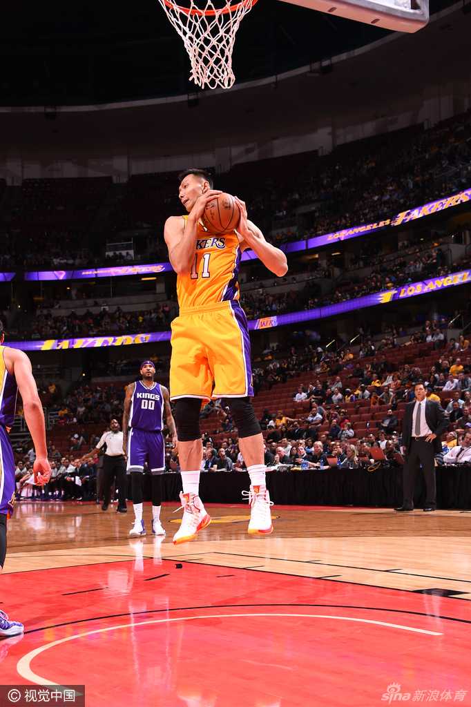 易建联在篮下展现出强大的守护力，他高高跃起，试图封盖对手的上篮，像一座移动的长城般守护着湖人队的禁区。