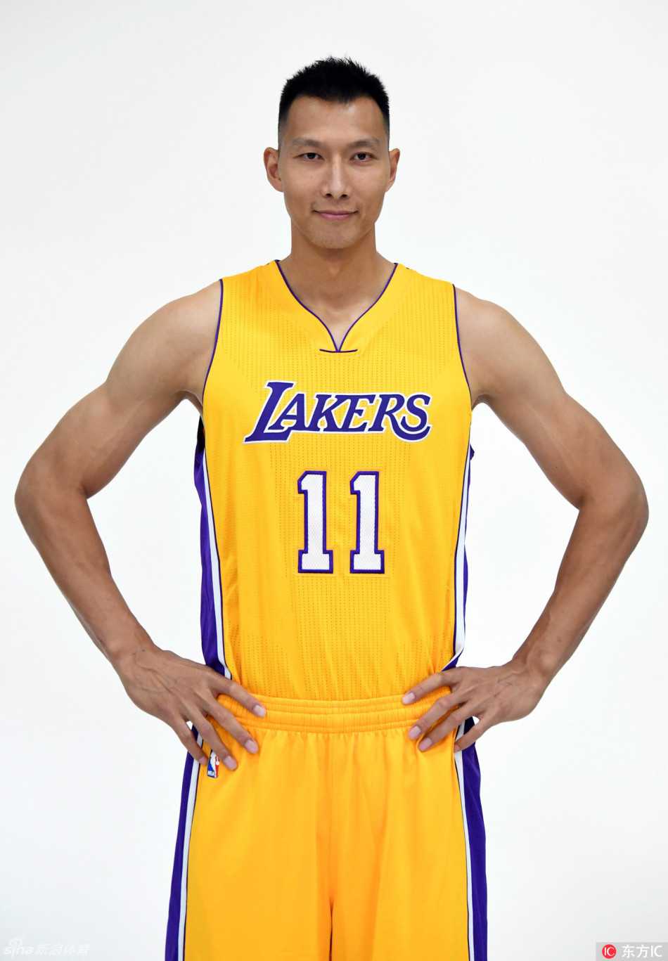 洛杉矶的阳光下，易建联与主教练卢克·沃顿并肩而站，他嘴角上扬，眼神中透露出重返NBA的坚定与自信。