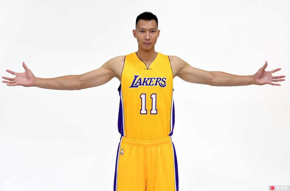 赛场上，易建联高高跃起，在对方中锋的头上强硬摘下篮板，肌肉的线条与专注的神情展现了他守护禁区的决心。