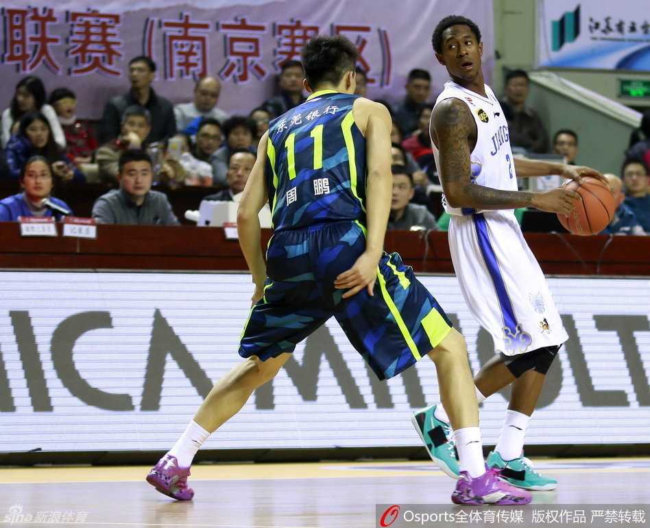 易建联率广东宏远客场险胜江苏肯帝亚 太空易上演经典时刻 比赛关键时刻,易建联遭遇江苏队多名球员的严密包夹,他在人群中奋力护球,展现领袖担当。