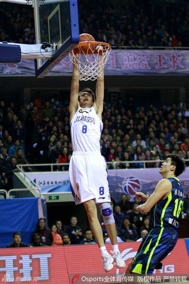 易建联率广东宏远客场险胜江苏肯帝亚 太空易上演经典时刻 拉拉队在中场休息时献上热力四射的舞蹈,青春靓丽的她们成为赛场上一道抢眼的风景线,为紧张的战局增添了轻松气息。