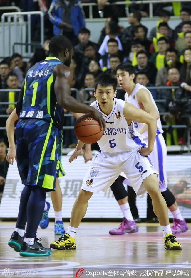 易建联率广东宏远客场险胜江苏肯帝亚 太空易上演经典时刻 朱芳雨在外线冷静持球组织进攻,眼神犀利地望向内线,寻找机会将球传给位置更好的队友。