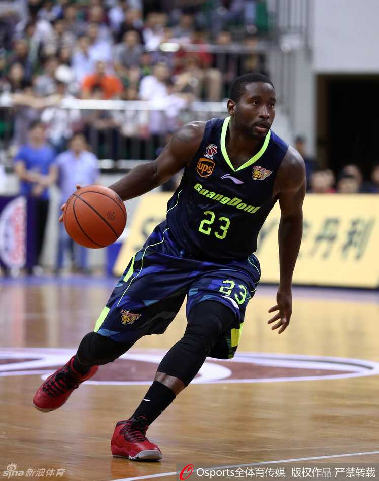 易建联王者归来:后仰跳投与霸气扣篮铸就的传奇之夜 易建联在篮下遭遇两人包夹,他用力扛住对手,脸上露出坚毅的表情,肌肉线条在对抗中显得格外分明。