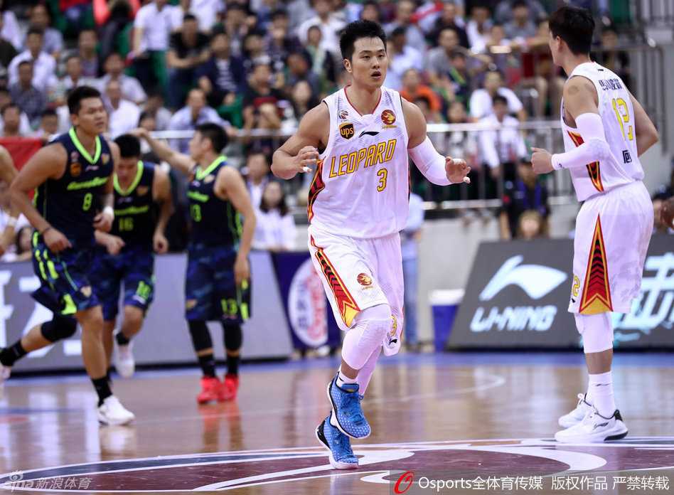 易建联王者归来:后仰跳投与霸气扣篮铸就的传奇之夜 主教练杜峰在场边拉着一位球员的胳膊,神情严肃地进行战术指导,另一只手正在比划着场上的跑位路线。