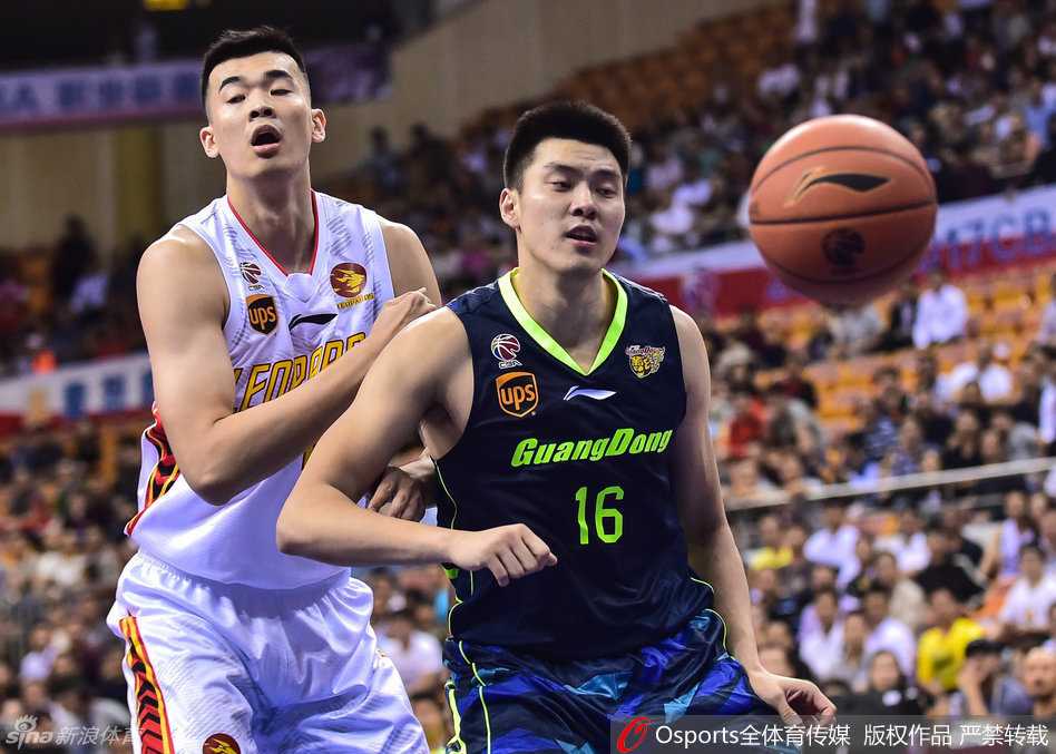 易建联王者归来:后仰跳投与霸气扣篮铸就的传奇之夜 比赛结束后,易建联挥手向全场观众致意,脸上露出轻松的笑容,胸前的汗水在灯光下闪闪发光。