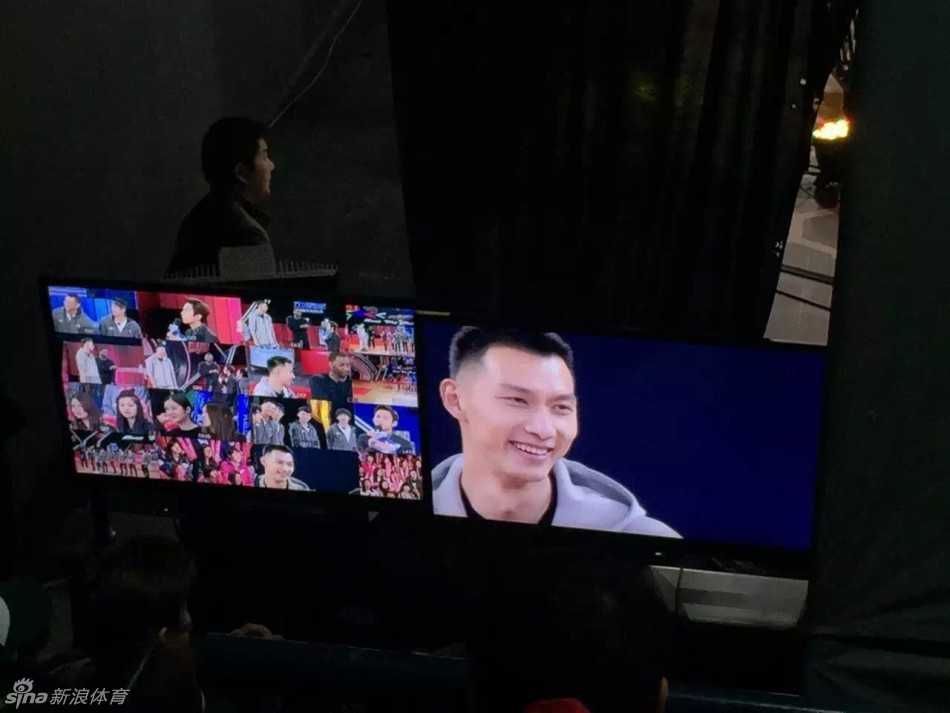 易建联联手麦蒂亮相综艺秀 与黑人贾乃亮上演篮球狂欢 节目中展示的易建联专属名牌,上面清晰地印着他的名字和球衣号码,象征着中国男篮的荣耀与核心地位。