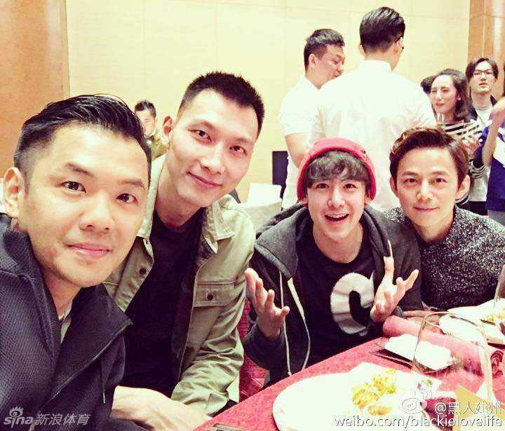 易建联联手麦蒂亮相综艺秀 与黑人贾乃亮上演篮球狂欢 易建联与高大的黑人陈建州在节目中亲切合影,两人面带微笑,虽然是对手但私交甚笃,画面充满了惺惺相惜的友谊。