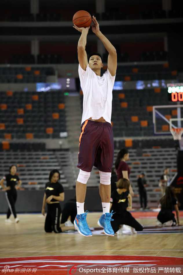 易建联在三分线外从容出手，篮球在空中划出优雅的抛物线。他舒展的身姿和柔和的手感，宣告着核心球员的竞技状态已调整至最佳。