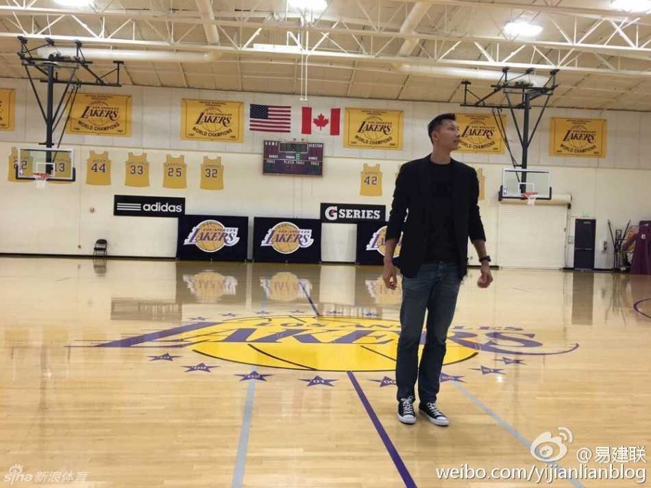 易建联重返NBA加盟湖人,自信微笑开启紫金新篇章 在众人见证下,易建联神情专注地在湖人队合同上落笔签字,正式成为紫金军团的一员。