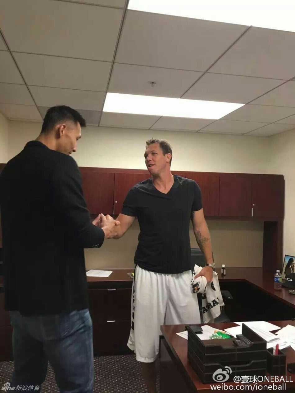 易建联重返NBA加盟湖人,自信微笑开启紫金新篇章 签约仪式后,易建联与湖人队主教练卢克·沃顿亲切握手,两人脸上都带着对未来的憧憬。