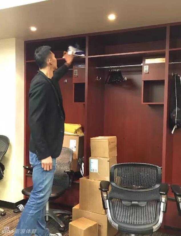 易建联重返NBA加盟湖人,自信微笑开启紫金新篇章 洛杉矶湖人队的更衣室全景,易建联的11号战袍整齐地悬挂在柜中,静候主人的到来。