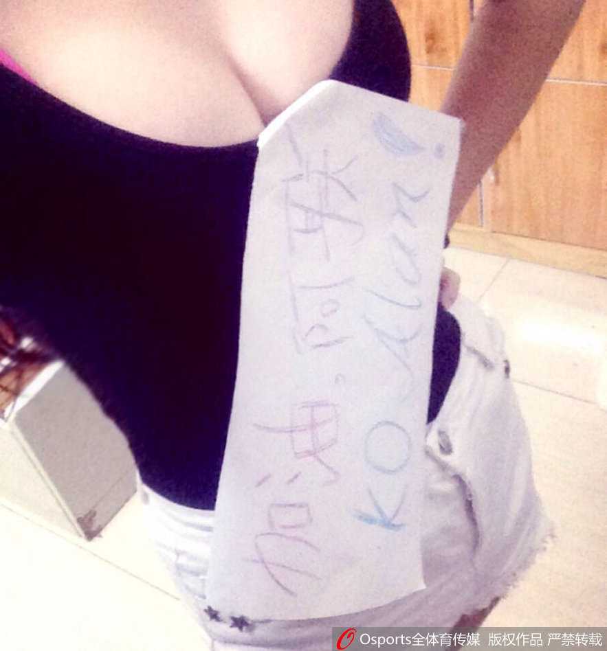 易建联领军豪取四连胜 篮球宝贝热舞引爆东莞主场 身穿蓝白相间队服的啦啦队员侧身热舞,马尾辫随着动感节奏飞扬,青春气息扑面而来