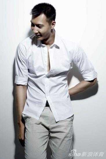 易建联在篮网队时期手感滚烫，面对防守队员冷静出手，篮球划过完美弧线应声入网，这一晚他怒砍30+，让整个球馆为他沸腾。