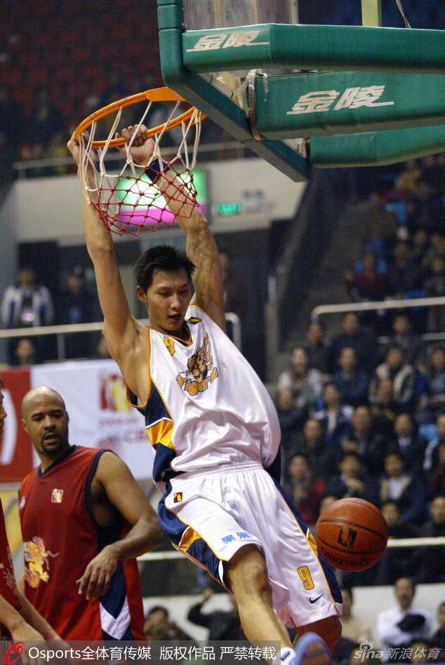 少年易建联在赛场上眼神犀利，运球突破时身形矫健，仿佛一颗冉冉升起的新星，浑身上下散发着无法掩盖的篮球天赋。