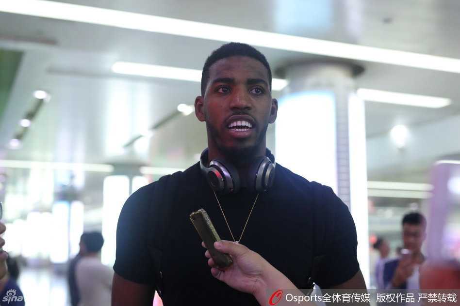 身披山东队战袍的汤普森在训练馆里高高跃起，五指紧紧抓球，手臂青筋暴起，仿佛要将新赛季的所有压力一并扣碎。