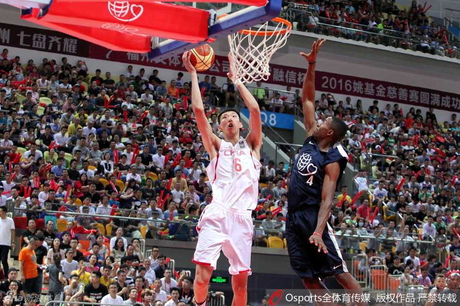 在对手严密的防守网中，周琦如同灵猫一般轻巧跃起，空中舒展身体，用一次充满想象力的拉杆动作，将球稳稳送入篮筐，瞬间点燃了全场的气氛。