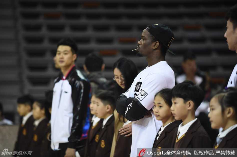 周琦和郭艾伦在全明星彩排现场交头接耳，神态轻松，两人有说有笑关系亲密。