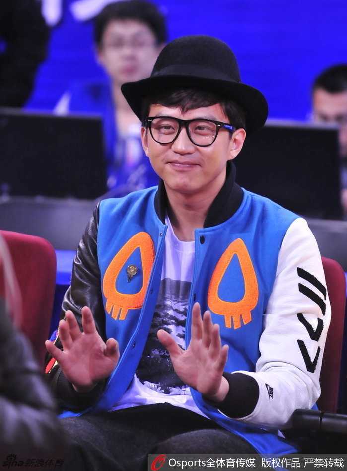 乒乓球世界冠军王励勤现身广州全明星赛场，他面带微笑，心情愉悦地观看比赛，展现出跨界欣赏体育的别样魅力。