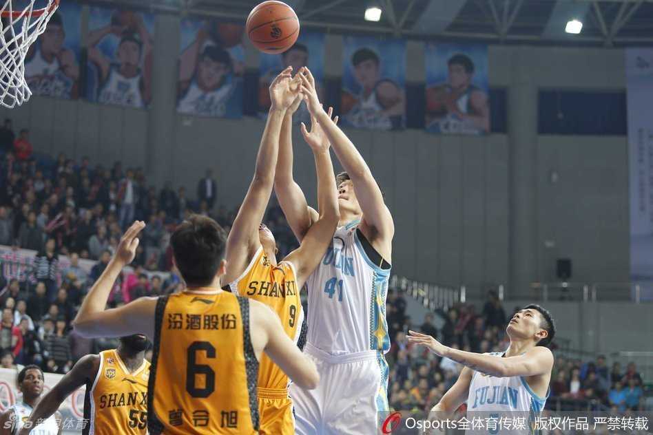 晋闽大战风云录:单骑闯关与三分箭雨下的激情对撞 因伤缺阵的王哲林身着便装坐在场边,神情专注地关注着场上局势,时刻准备为队友的精彩表现起身喝彩。