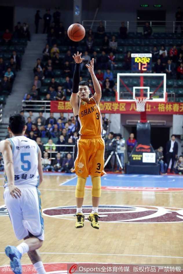 晋闽大战风云录:单骑闯关与三分箭雨下的激情对撞 福建神射手陈林坚面对防守,以灵巧的步伐完成突破,在空中对抗后柔和地将球挑向篮筐,展现出扎实的基本功。