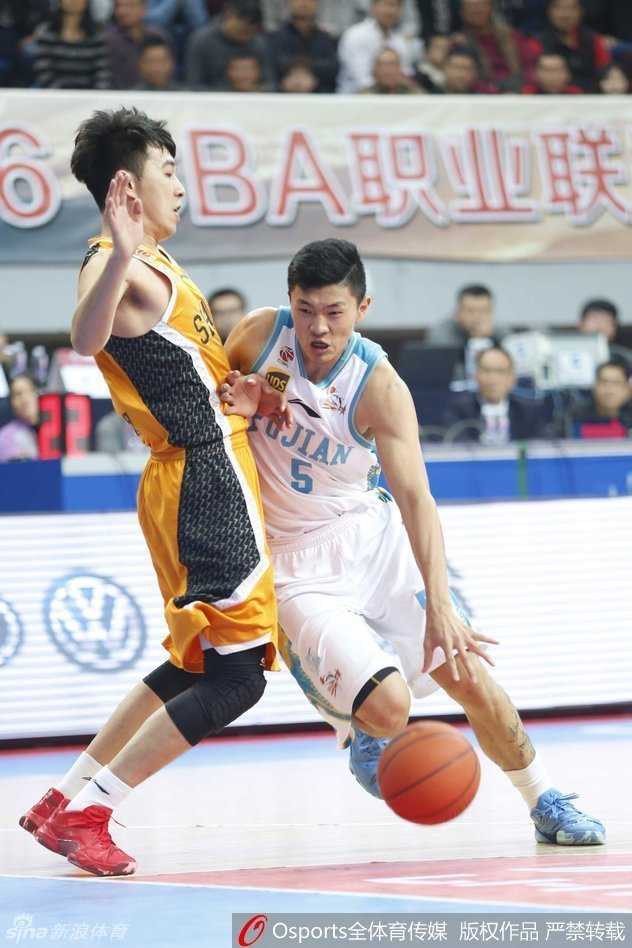 晋闽大战风云录:单骑闯关与三分箭雨下的激情对撞 福建队中锋孙喆高高跃起,力压防守球员完成单手劈扣,他强壮的身躯在空中舒展,展现出惊人的内线统治力。