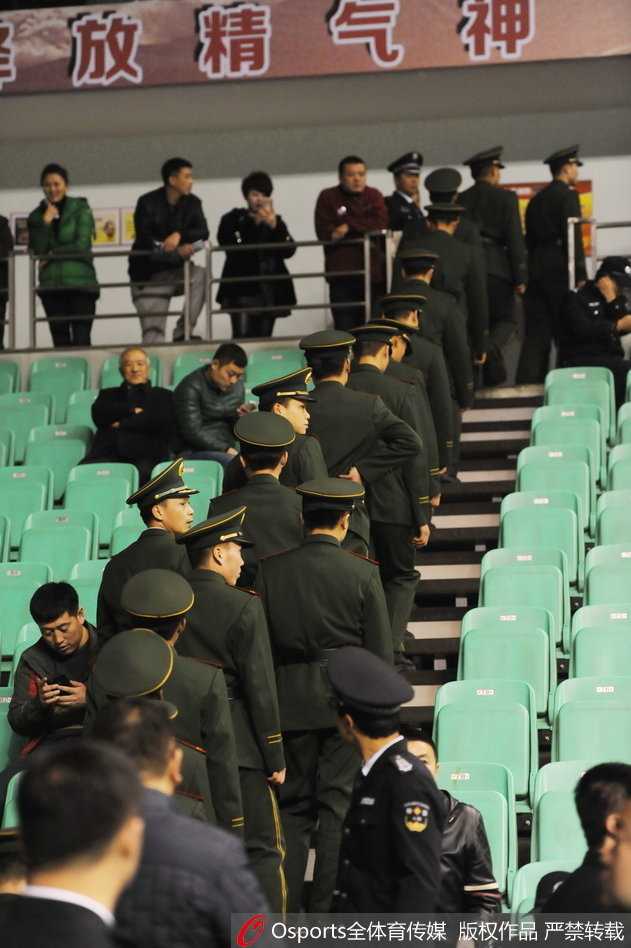 比赛结束瞬间，赵大鹏握拳怒吼，他命中的关键三分球让广厦全队在客场带走一场宝贵胜利