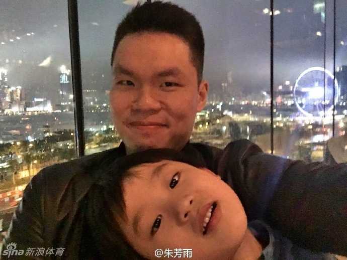 一个小小身影穿着轮滑鞋正在努力保持平衡，姿势有模有样，仿佛一颗正在冉冉升起的体育新星。