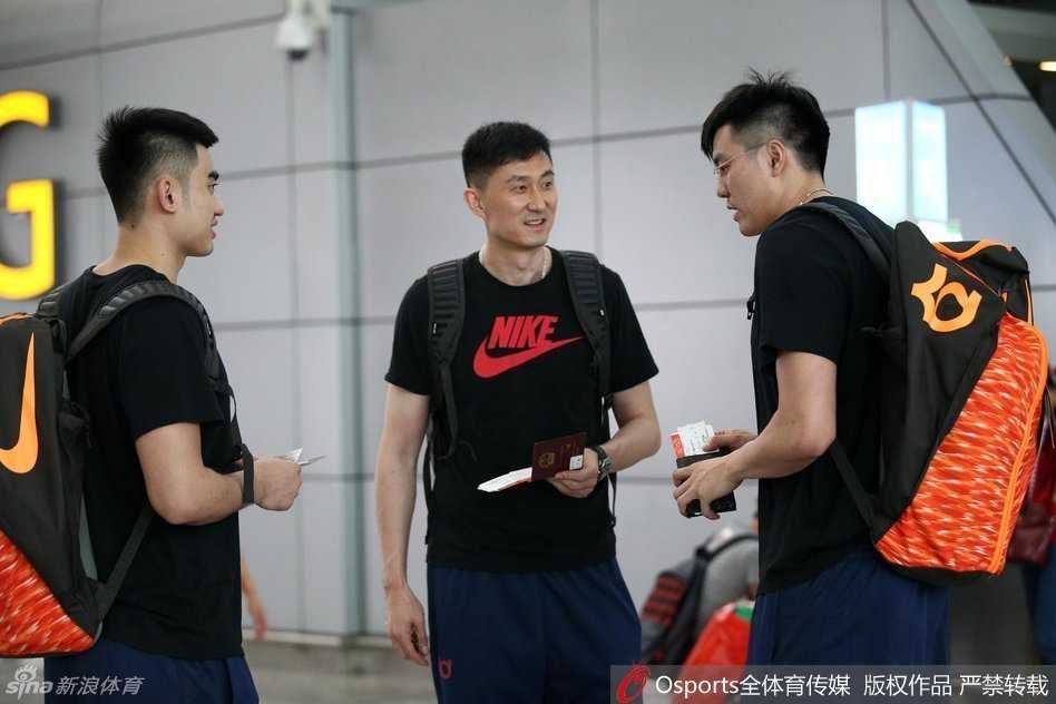 朱芳雨黑超遮面霸气领衔,广东男篮开启洛杉矶特训新征程 后卫陈江华换了个极为新潮的发型出现在机场,独特的造型让他瞬间成为镜头焦点,眼神中带着一丝淡定和期待,仿佛也在预示着要在美国展示一个全新的自己。