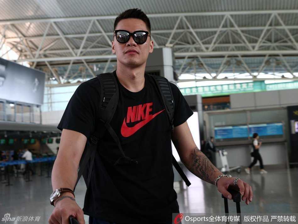 朱芳雨黑超遮面霸气领衔,广东男篮开启洛杉矶特训新征程 老将朱芳雨戴着时尚黑色墨镜,面露微笑推着行李车在机场现身,浑身上下散发出一种见惯大场面的从容霸气,仿佛这不仅仅是一次训练,而是一场早就计划好的征服之旅。
