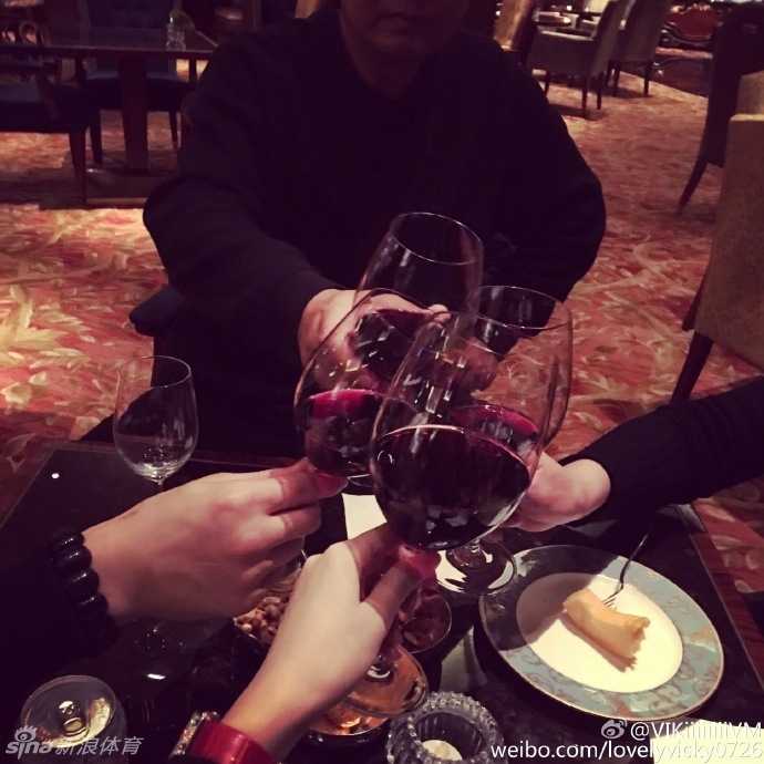 李根与她的花房姑娘:那些年,红酒与爱情都不可辜负 镜中自拍,气质不凡的她即便是最简单的日常,也透露出令人心动的时尚感