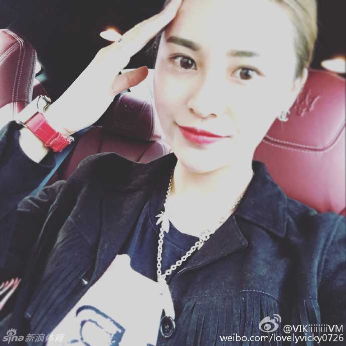 李根与她的花房姑娘:那些年,红酒与爱情都不可辜负 一双简约的情侣鞋紧紧靠在一起,如同他们相依的心,无声诉说着甜蜜的陪伴