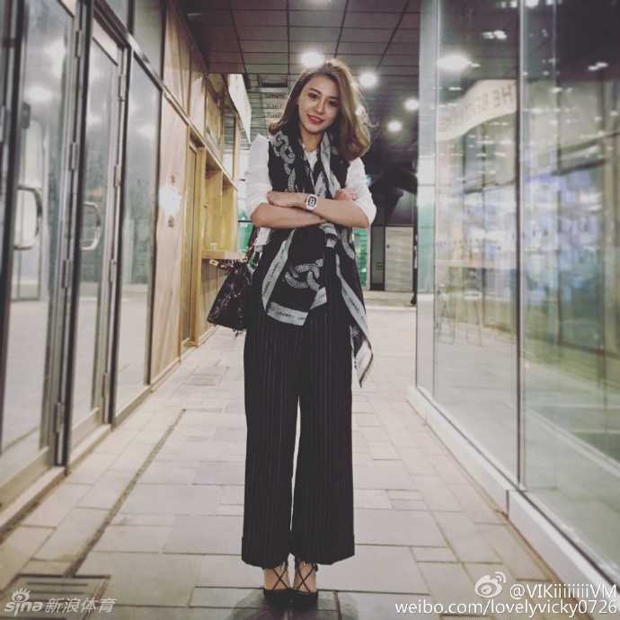 李根与她的花房姑娘:那些年,红酒与爱情都不可辜负 情不自禁的甜蜜一吻,时间仿佛在这一刻静止,空气中弥漫着爱的味道