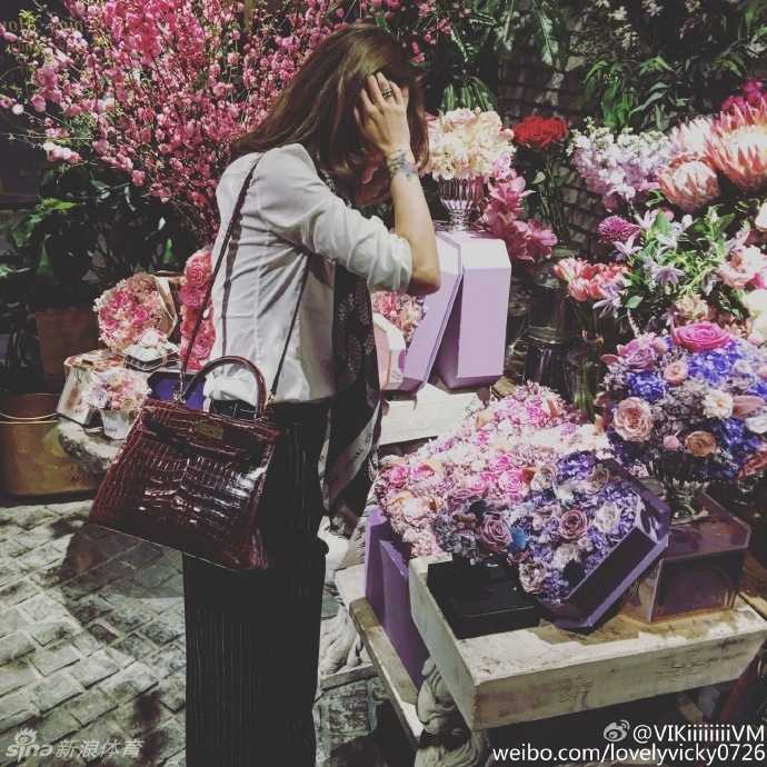 李根与她的花房姑娘:那些年,红酒与爱情都不可辜负 精致的餐桌之上,一杯红酒映衬出佳人微醺的容颜,生活的情调在这一刻被拉满