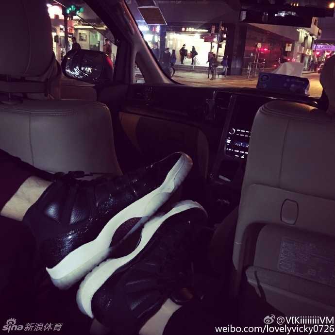 李根与她的花房姑娘:那些年,红酒与爱情都不可辜负 李根与女友手牵手现身,大手牵小手,传递出无需言语的安心与幸福