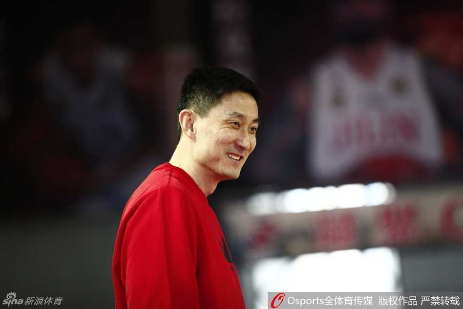 杜锋停赛阴霾下的宏远备战与拜纳姆的伤病疑云 王仕鹏在三分线外从容出手,篮球划出完美弧线空心入网,神情专注