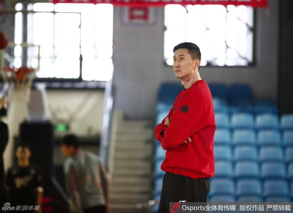 杜锋停赛阴霾下的宏远备战与拜纳姆的伤病疑云 杜锋双手抱胸站在场边注视球员训练,神情严肃而镇定,尽显名帅风范