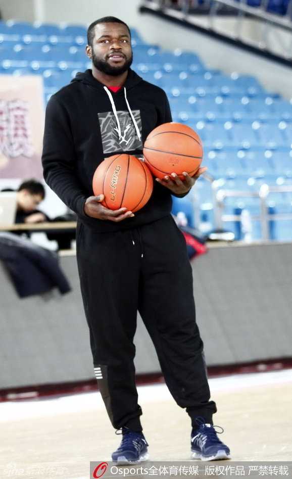 杜锋停赛阴霾下的宏远备战与拜纳姆的伤病疑云 外援拜纳姆在体能师陪同下进行拉伸恢复,眼神中透露出对重返赛场的渴望