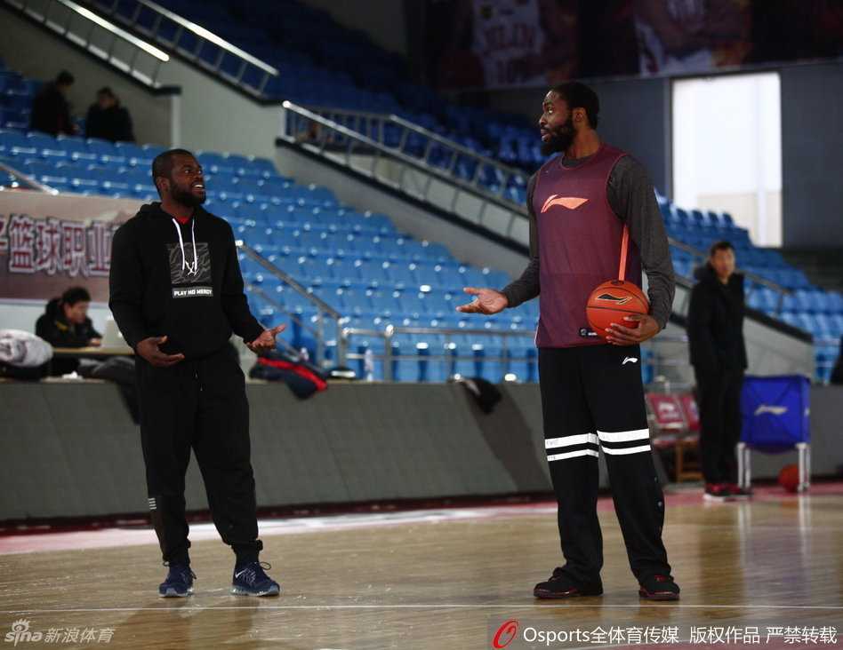 杜锋停赛阴霾下的宏远备战与拜纳姆的伤病疑云 周鹏持球突破瞬间,肌肉线条分明,眼神坚毅如同冲锋的战士