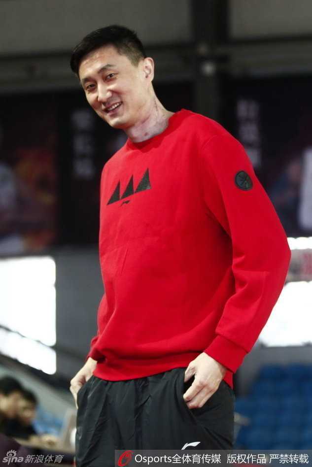 杜锋停赛阴霾下的宏远备战与拜纳姆的伤病疑云 易建联在低位背身要位,防守队员全力顶防,训练对抗强度犹如实战